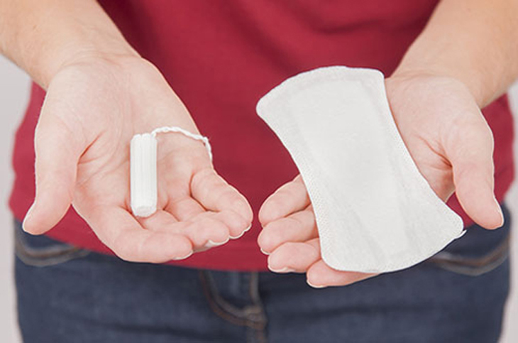 So với băng vệ sinh miếng thì tampon khá nhỏ gọn