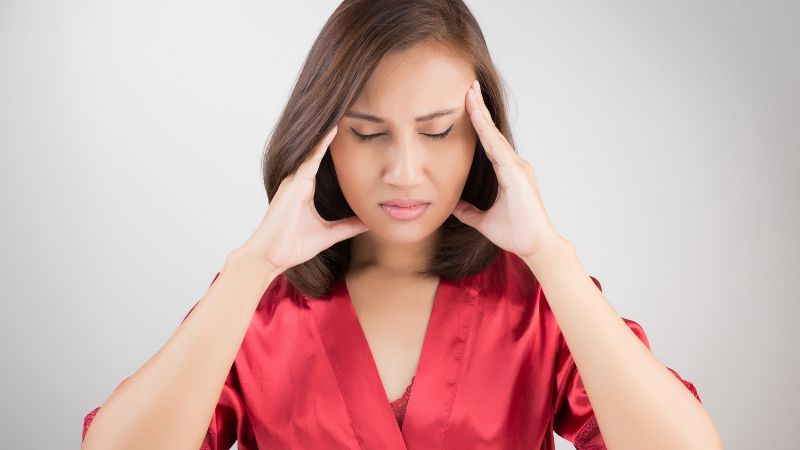 Đau nhức đầu sau kỳ kinh nguyệt nên làm gì? Nguyên nhân và cách điều trị