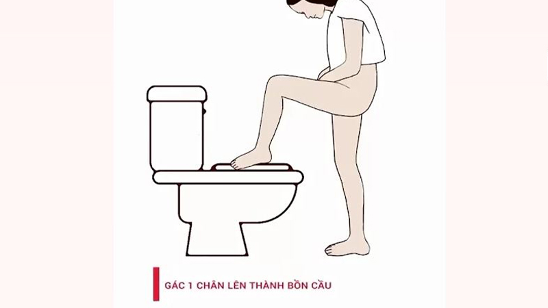 Để một chân lên thành bồn cầu