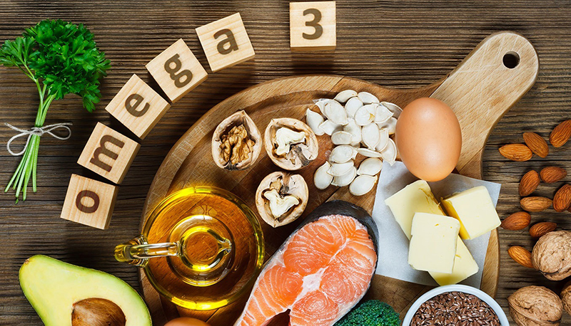 Omega-3 có nhiều trong cá hồi, quả óc chó và hạt lanh... có tác dụng khống chế một nhóm các chất có tên là prostaglandin – nguyên nhân chính dẫn đến các cơn co thắt cơ bắp và đau bụng kinh